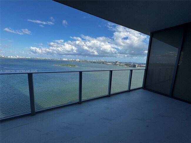 Building Photo - 700 NE 24th St