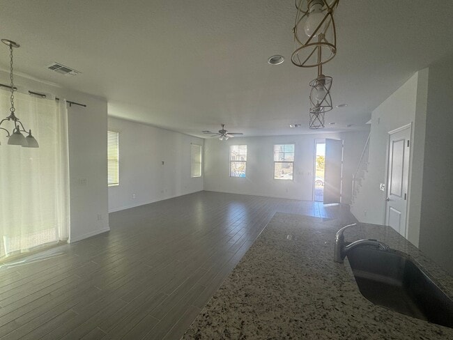 Building Photo - 3 BEDROOM UPGRADED HOME IN UNION PARK