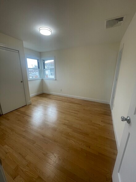 Building Photo - 160 Laconia Ave