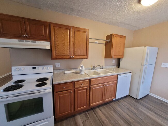 Building Photo - Two Bedroom, One Bathroom Home with Washer...