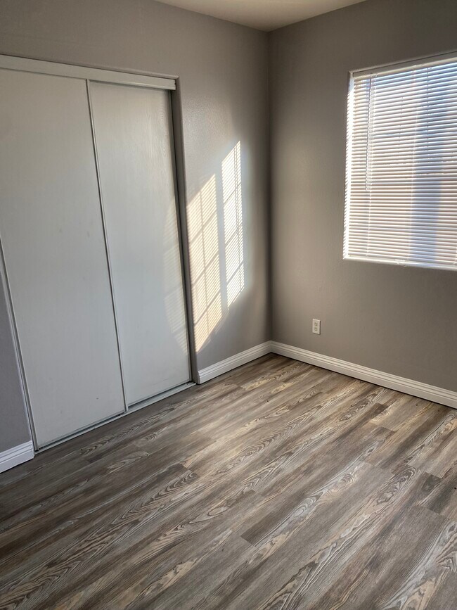 Building Photo - 1841 E 112th St