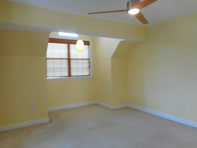 Building Photo - 204 Seneca Way