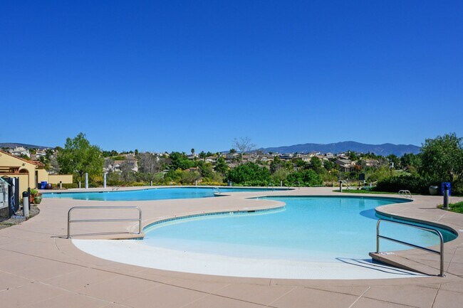 Building Photo - Gorgeous Eastlake Townhome!