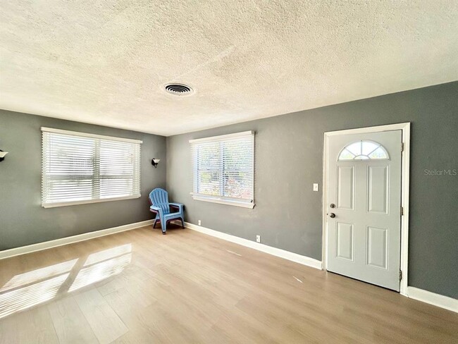 Building Photo - 2720 Edwards Ave S