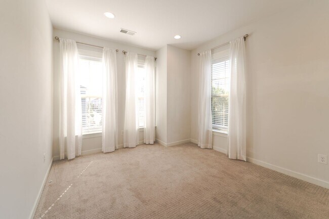 Building Photo - 10225 Hilltop Ascent Dr