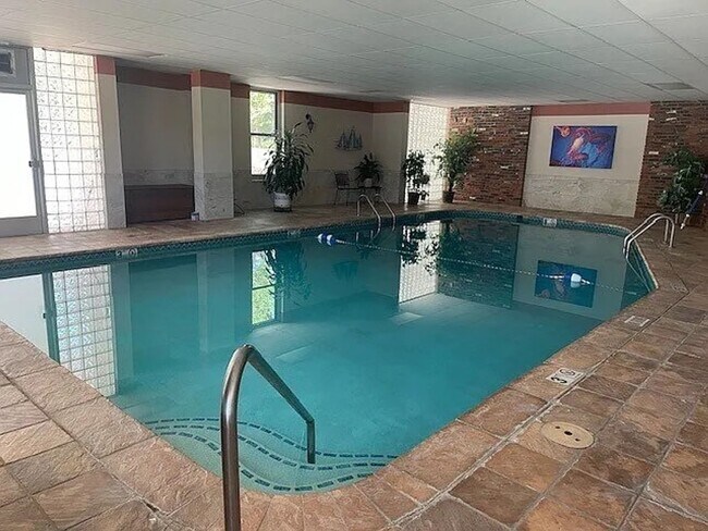 Building Photo - Stunning Mountain Views and an Unbeatable Location!