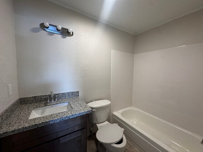 Building Photo - 937 E Monterey Ct