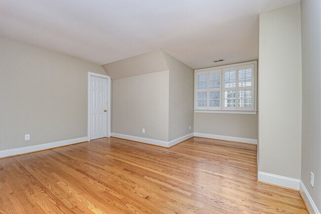 Building Photo - Spacious Townhome in the Heart of Raleigh,...