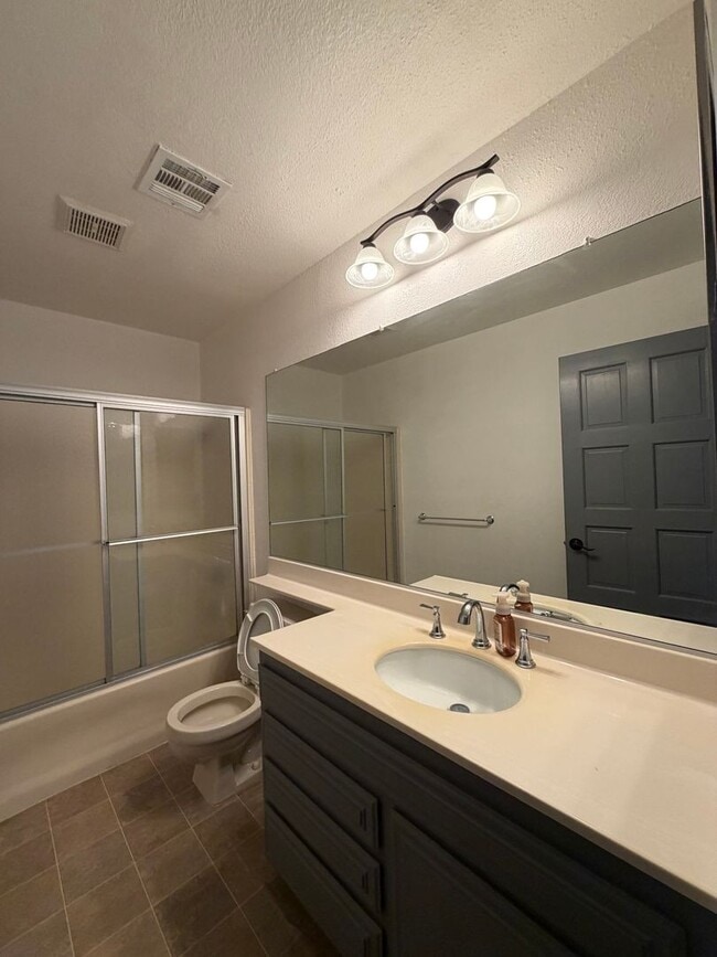 Building Photo - Beautiful 3 Bedroom House Located on Calico Lake