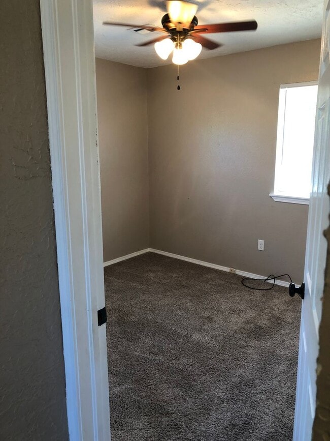 Building Photo - 5510 NW Cottonwood Dr