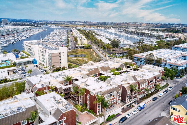 Building Photo - 4250 Vía Dolce