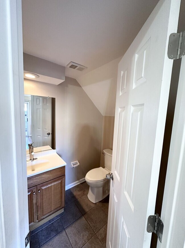 Building Photo - Updated Condo Near Shore Drive