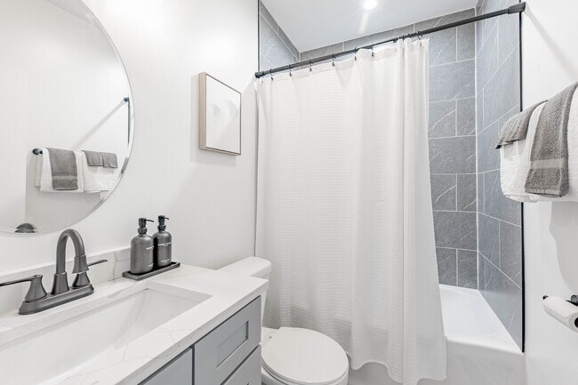 Building Photo - 4634 S Langley Ave