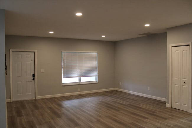 Building Photo - 5349 Van Buren Rd