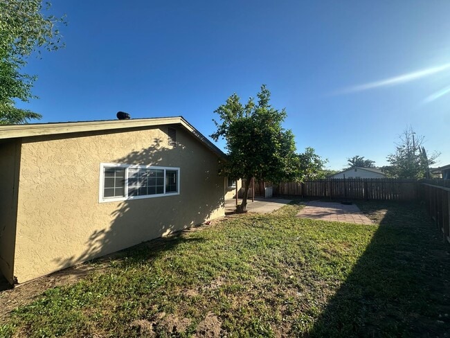 Building Photo - 1175 E Edison St