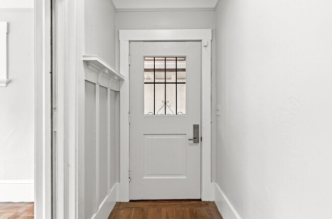 Building Photo - Freshly Renovated 1 Bed, 1 Bath Oakland Home with In-Unit Laundry