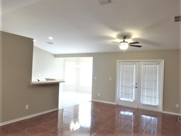 Building Photo - 1074 SW Bianca Ave