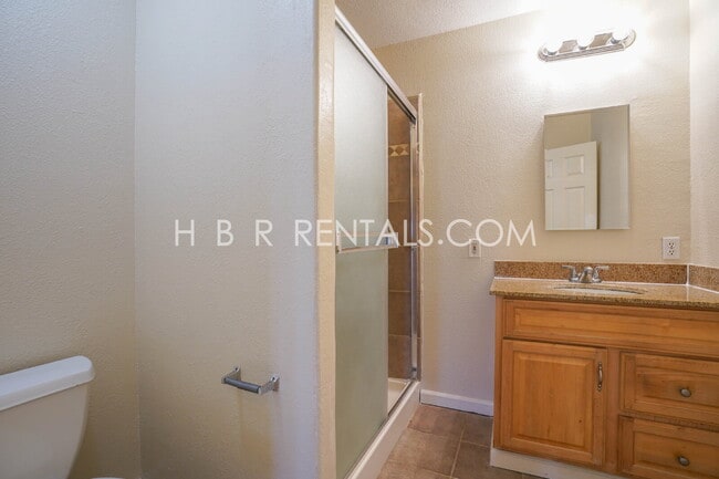 Building Photo - Charming 3-Bedroom Haven with 2 Full Baths...