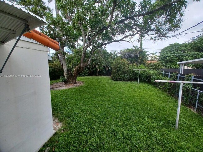 Building Photo - 3670 SW 20th St