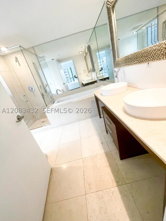 Building Photo - 495 Brickell Ave