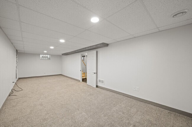 Building Photo - 1711 Rose Pl W