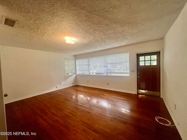 Building Photo - 3340 Sunnybrook Ave N