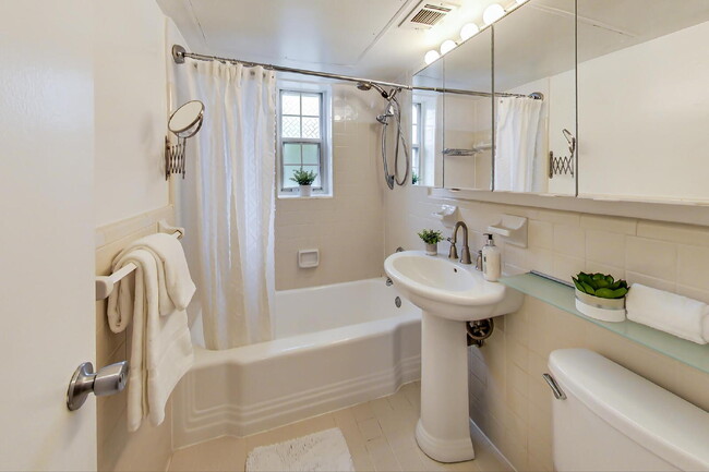 Building Photo - 1303 N Ode St