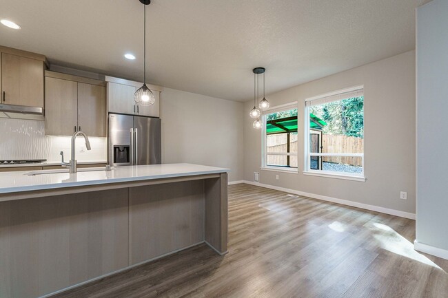 Building Photo - Spacious 4BR Modern Retreat and Luxury Liv...