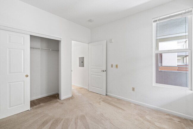 Building Photo - Pet Friendly, Luxurious Condo w/Bay Views....