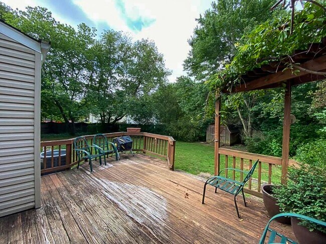 Building Photo - Charming 2-Level, 3 Bed 2 Bath Home In Much Sought After Chalet Woods Location