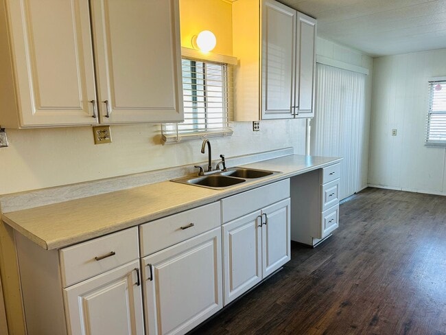 Building Photo - 5-Bed/2.5-Bath Rental by the Colorado River and Marina Proximity and Shopping Convenience!