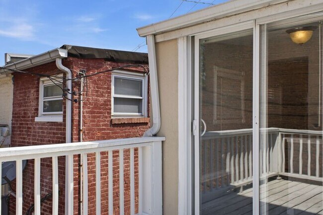 Building Photo - 420-A S Regester St