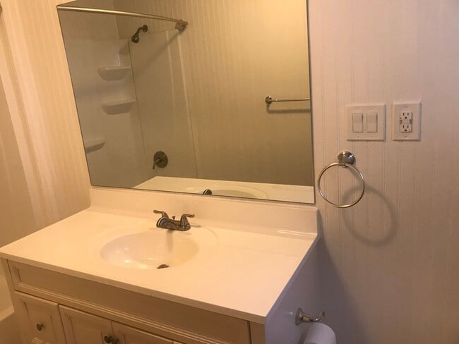 Building Photo - Beautiful 4 Bedroom Home Available in Down...