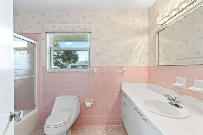 Building Photo - Riverfront Home in Ormond Beachside!