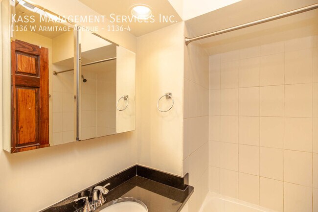 Building Photo - 1136 W Armitage Ave