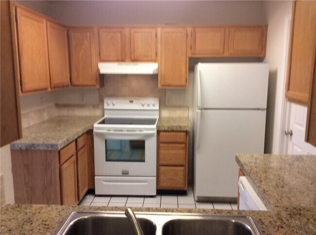 Building Photo - 2050 E Farr Ln