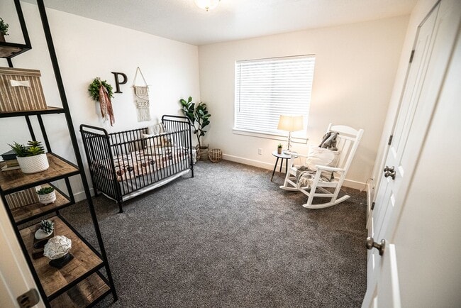 Building Photo - Brand New Luxury 4 Bedroom 2.5 Bath with O...