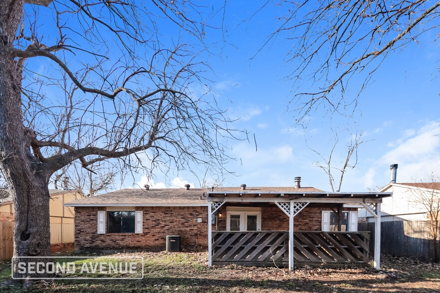 Building Photo - 416 Woodcrest Way