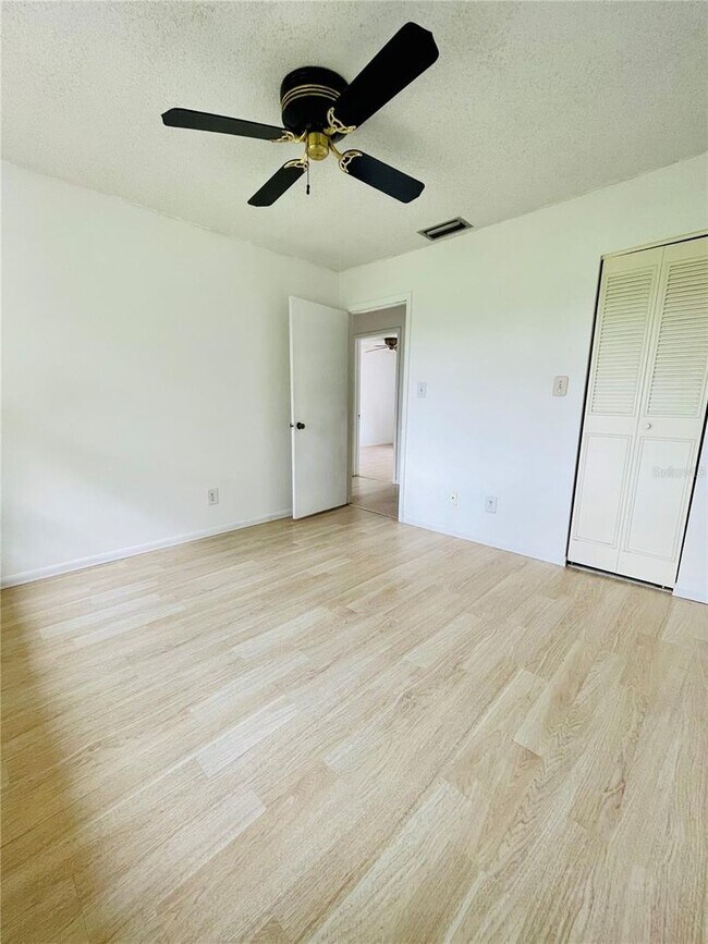 Building Photo - 3 Bedroom, 2.5 Bath home with upgraded kit...