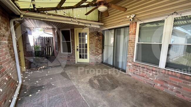 Building Photo - 1517 Yorkshire Dr