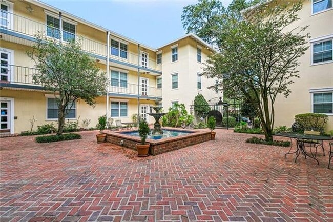 Building Photo - Great 2 Bedroom Condo with swimming pool