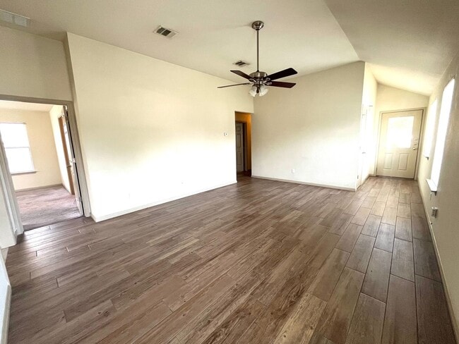 Building Photo - 4 Bed House - North of UT Campus