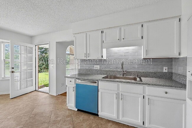 Building Photo - 8426 Country Bend Cir W