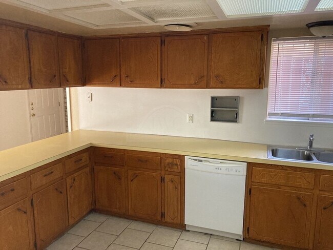 Building Photo - 1814 Crestridge Dr