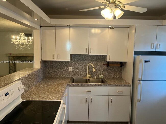 Building Photo - 1333 E Hallandale Beach Blvd