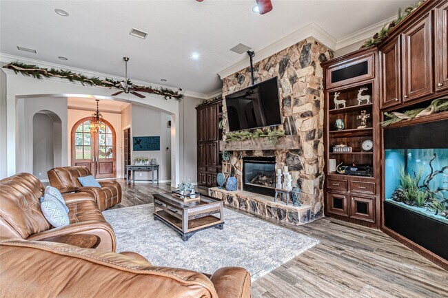 Building Photo - 15569 Crown Oaks Dr