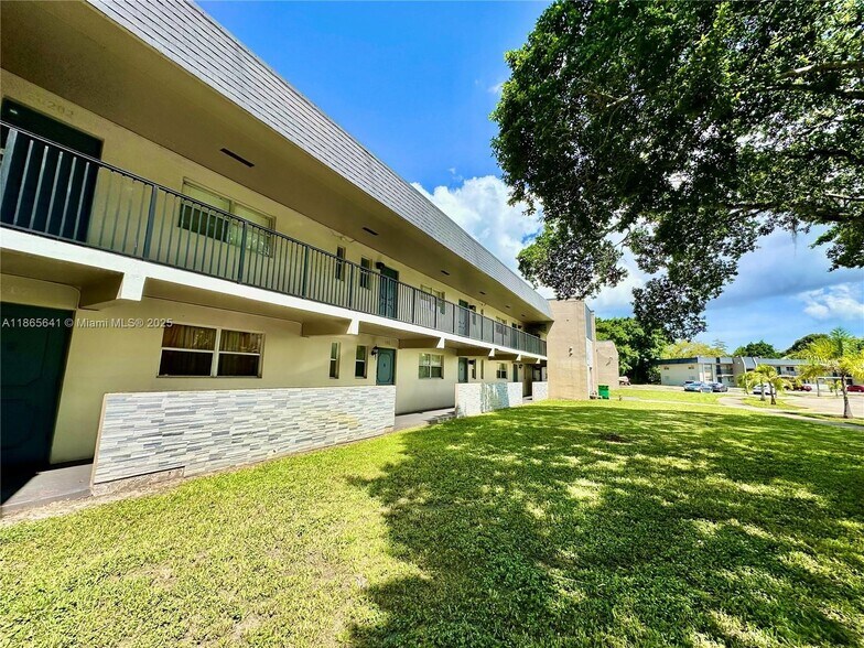 Building Photo - 7831 Colony Cir N