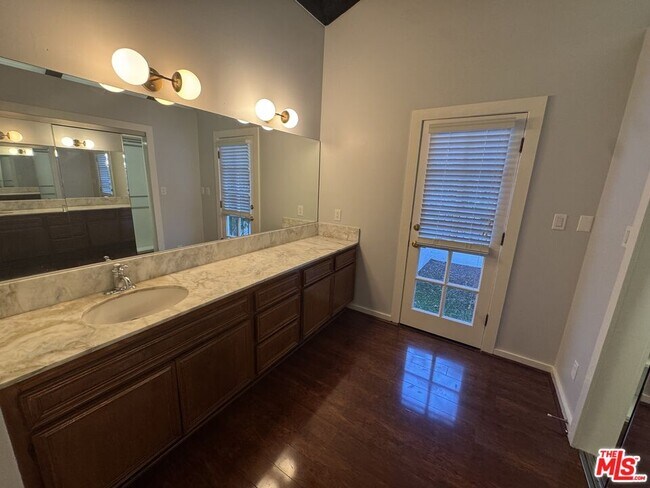 Building Photo - 1713 Queens Ct