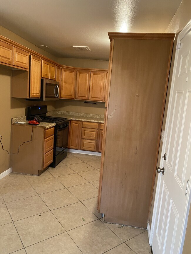 Building Photo - 16510 Lakeshore Dr