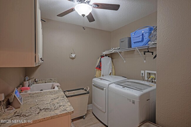 Building Photo - 3693 Lightview Ln